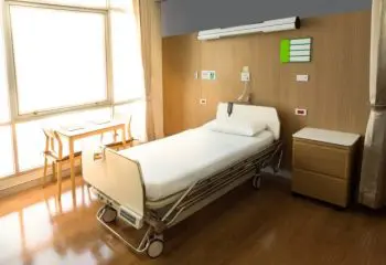 夫の死亡後、夫の保険から入院給付金などを受け取ったら相続放棄できなくなるって本当？