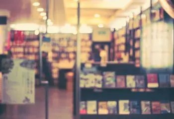 最近、近所で見かけなくなった？ 書店の衰退トレンドやこれからの見通しとは