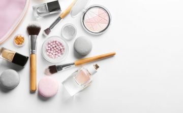女性は月にいくらくらいコスメを購入してるの？購入場所の1位はドラッグストア