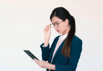仕事の評価に満足している女性は半数以下。女性の平均給与はいくらくらい？