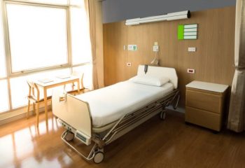 【入院にかかる費用】差額ベッド代や食事代ってどのくらい？