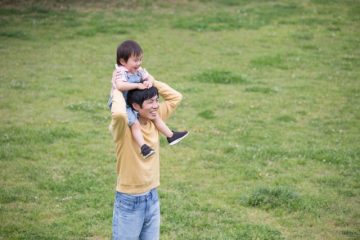 パパの育休、取得したくてもできない？上司世代との意識の違いや収入減への不安の声も