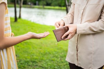 子どものお小遣いの平均はいくら？定額を渡すか、都度渡すか…どんな渡し方がいい？