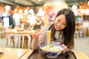 働く女性の一人外食、約30％も増加？一人飲みはどれくらい増えているのか