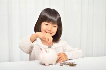 子どものおこづかい、いくらにすべき？　年代別平均値と金銭感覚を養う方法とは