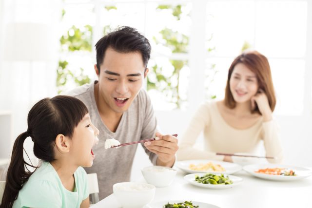臨時休校で料理負担が増えた家庭が8割！一方で親子のコミュニケーションが増えたとの声も