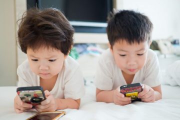 子どものスマホ依存に悩む家庭は多い？未成年のスマホ規制に関する本音と月々の携帯電話料金とは？