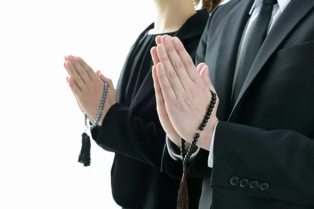 父の死後、口座が凍結される前に葬儀費用を引き出しても問題ない?