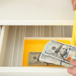 「タンス預金300万」を銀行に預けようと思いますが、「税金」はかかりますか？