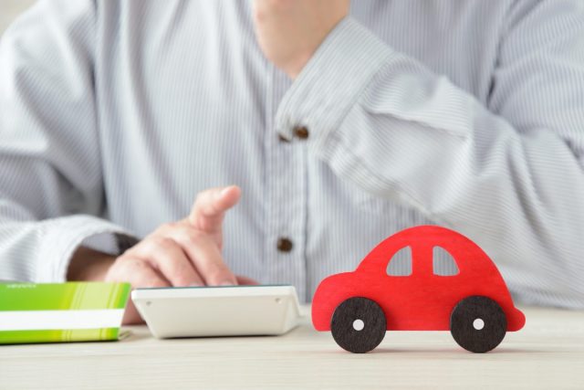 「自動車税」の支払いがつらい！「分割」で払うことはできる？ 安くする方法はあるの？