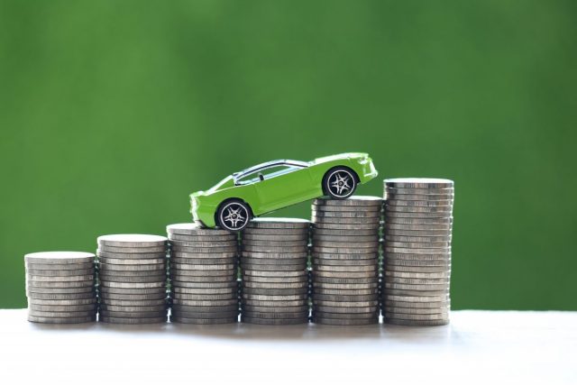 自動車税を払えないと「延滞金」がかかるって本当？ クレジットカードでの「分割払い」は可能？