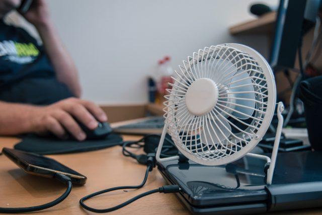 職場のデスクで「USBのミニ扇風機」を使いたいです。電気代は会社負担で大丈夫でしょうか？