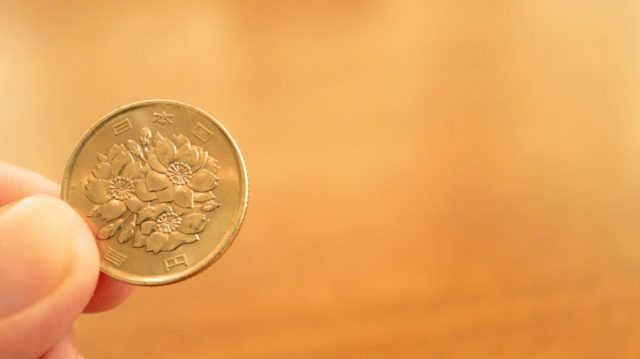 道で「100円玉」を発見！ 届けないと「窃盗」になる？ 謝礼はどのくらいもらえる？