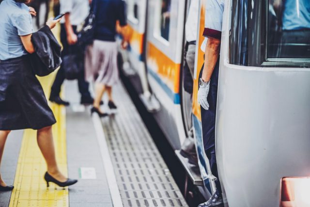 駅と電車内の迷惑行為ランキング。「迷惑と感じる行為」の第一位は？