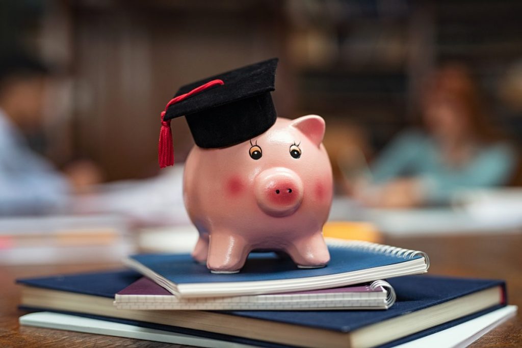 令和の「子育て」に必要な金額のトータルはいくらか、概算してみた！大学まで行かせるには3000万必要…？