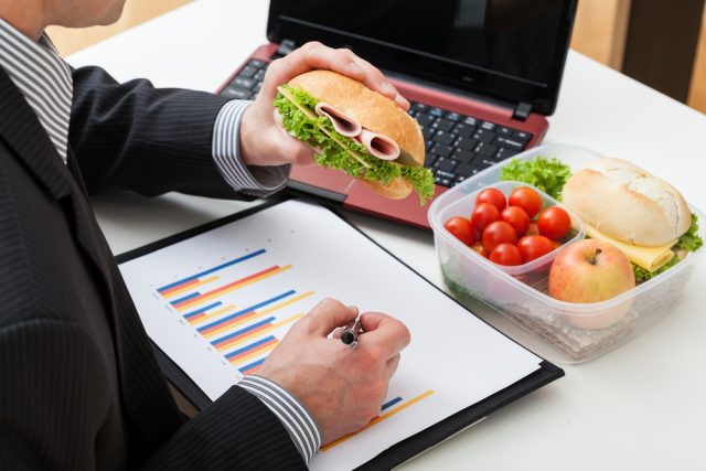 出社してデスクで「朝食」を食べるのはNG？ パンやおにぎりなら大丈夫？