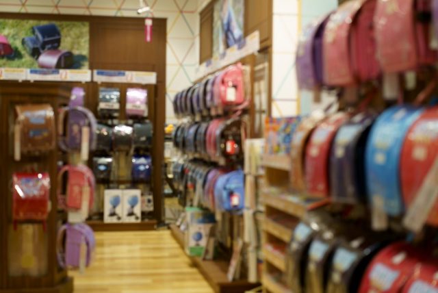 来年度の新入学に向けてそろそろランドセル探し？　生活困窮世帯のための学用品等の支援制度って？