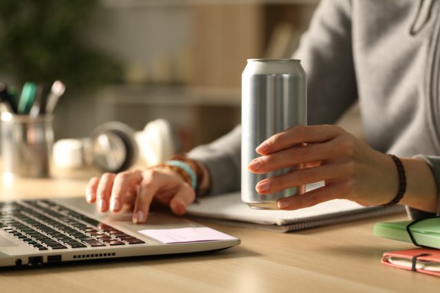 仕事中の眠気覚ましに「エナジードリンク」を常飲しています。金銭・身体的に止めたほうがいいでしょうか？