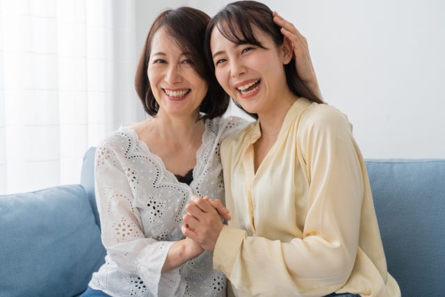 「実家暮らし」は、毎月いくら生活費を入れるのが普通？「一人暮らし」と生活費を比べるとどうなる？