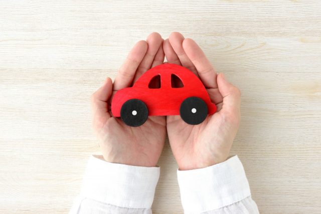 【2023年7月改正】「車検ステッカー」貼付位置が変わる？車検シールがないと「50万以下の罰金」も!?