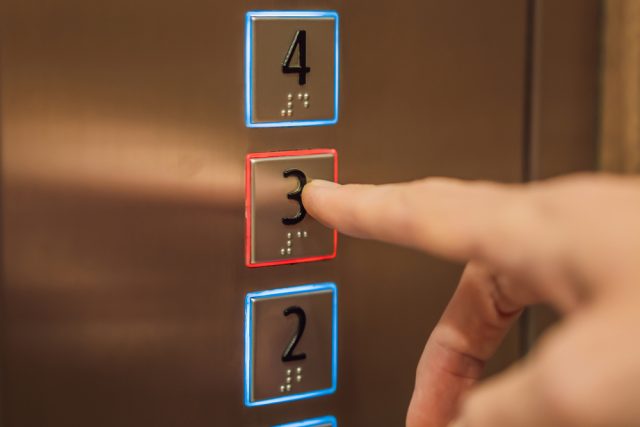 「エレベーターなし物件」は避けるべき？ メリット・デメリットを解説