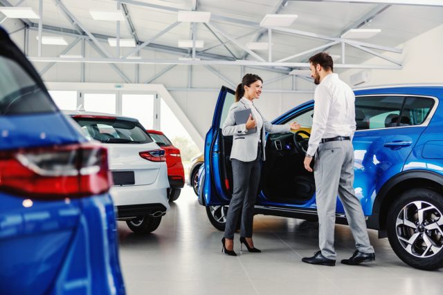 高く車を売りたい！損をしないために事前に知っておくべきこととは？
