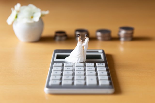 31歳、老後が不安で「結婚」すべきか悩んでいます。結婚の金銭的なメリットってなんですか？