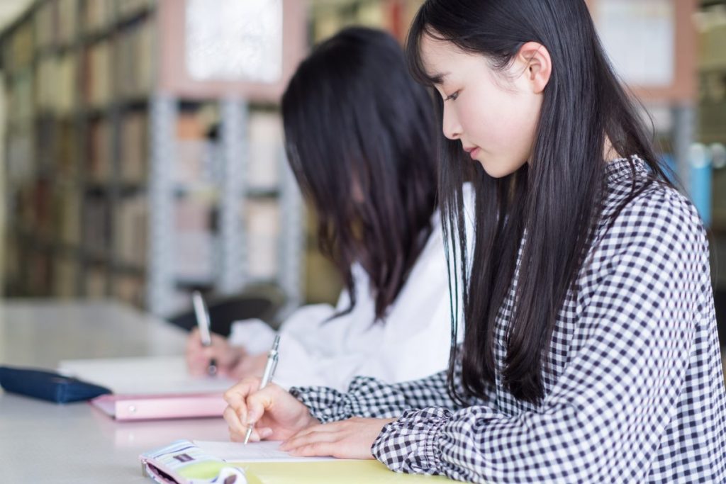 大学に進学して1人暮らしをすると、生活費はいくらかかる? 仕送り額は?