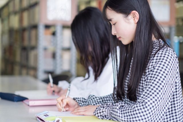 大学に進学して1人暮らしをすると、生活費はいくらかかる？ 仕送り額は？