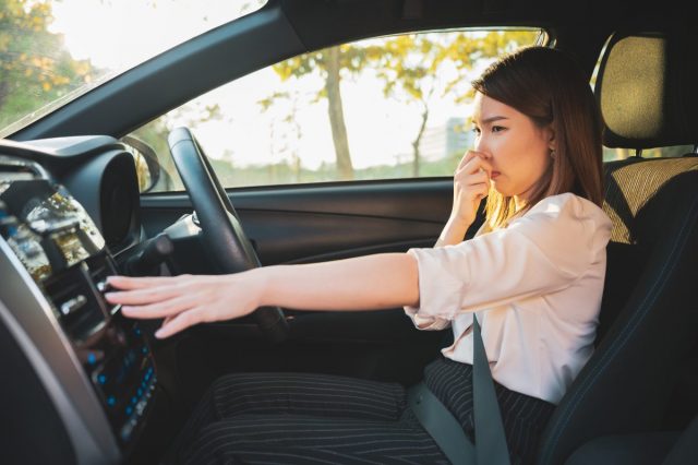 車のエアコンが臭う…！これって何が原因!? 対処法はある？