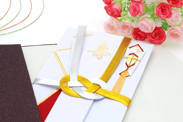 「今月は3件も友人の結婚式に招待された…！」おめでたいけど財布がキツイ！ ご祝儀の「最低額」はいくら？