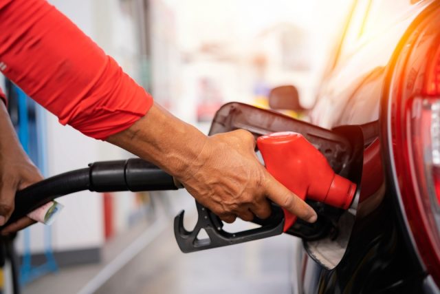 ガソリンスタンドで「安い場所」と「高い場所」があるのはなぜ？ガソリン代を抑えるコツは？