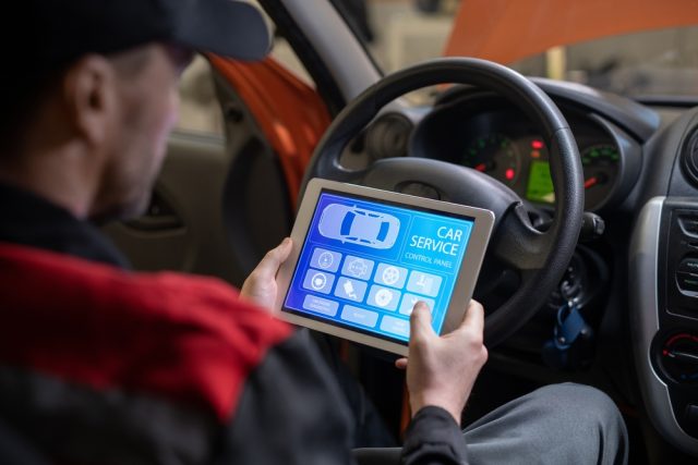 車検はいくらかかる？自動車税を払ってないと車検は受けられない？