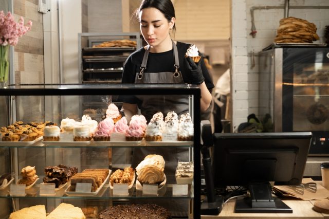 バイト先で「ケーキ」が余ったら持ち帰って大丈夫？ タダで持ち帰れるの？