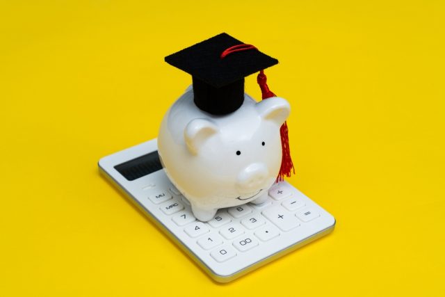 学生の半分は「奨学金」を利用!? 借入総額はどのくらい？