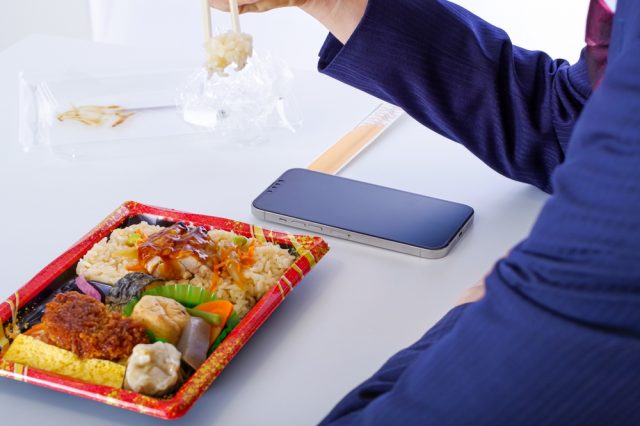 「コンビニ弁当」VS「冷凍食品詰め込み弁当」値段はどのくらい違う？ 安いのはどっち？