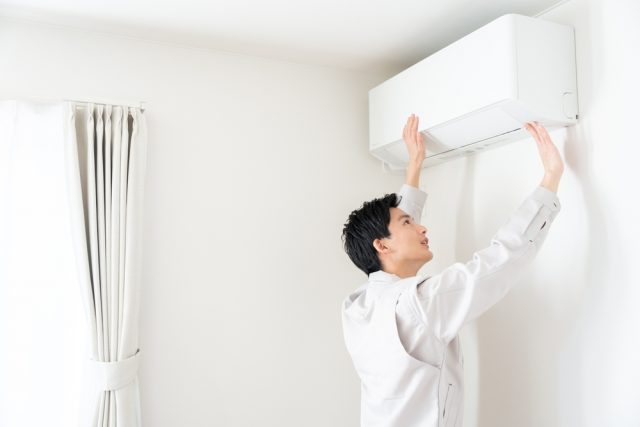 エアコン掃除で電気代が「月3000円」削減!? 掃除しないと健康にも悪影響があるって本当？