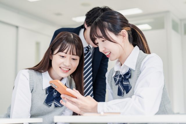 「年収500万円」ですが、子どもを私立高校に「無償化」で通わせることは可能ですか？ 授業料以外ではいくらかかるでしょうか？