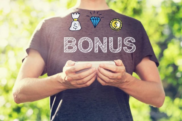 ボーナスの使いみちは「預貯金」がトップ!? コロナ5類移行後、初の「夏のボーナス」はなにに使いたい？