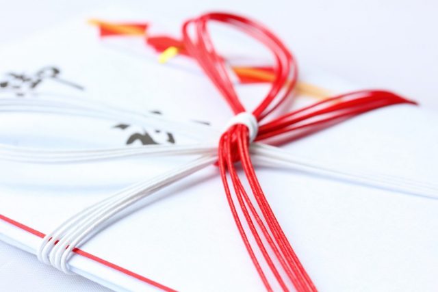 お金がなくて友人の「結婚式」を欠席します。「ご祝儀」は書留などで送るべきなのでしょうか？