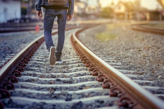 「線路侵入」「駅員への暴言」で問われる罪は？ 電車の撮影が「高額な損害賠償」になる可能性も？