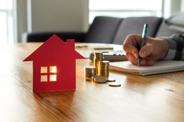 都内在住、55歳男性。年金は「月14万円」らしいけど、都内に住みつづけて大丈夫？