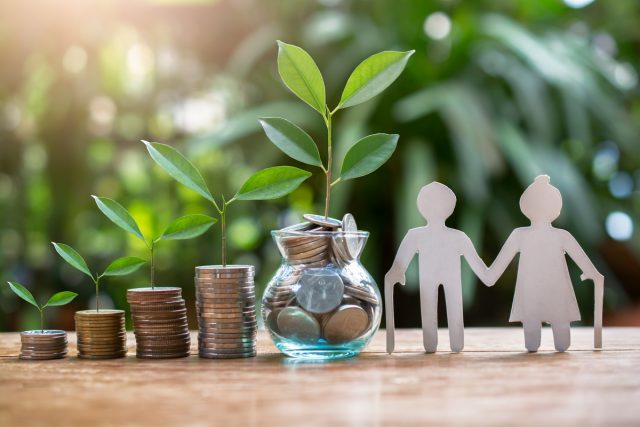 60歳で貯金は「300万円」。貯金と年金だけで生活できる？ 年金は何歳から受け取るべき？