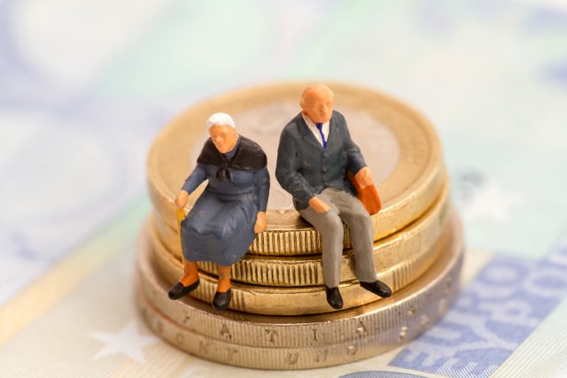 生活保護の「52％」が65歳以上!? 年金の受給額や生活費の平均はどのくらい？
