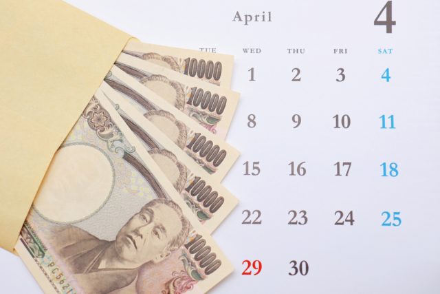 新卒からずっと平均して「年収400万」だった場合、年金はいくら受け取れる？