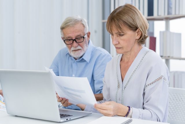 ねんきん定期便に記載されていた、将来の年金額は月12万円。老後はそれだけでやりくりできる？