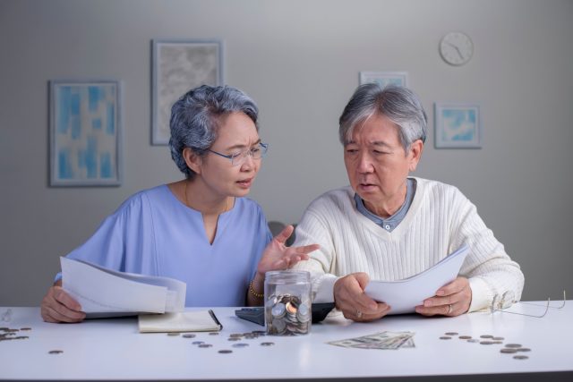 生活が苦しく「年金生活者支援給付金」を受け取りたいです。月収9万円で受けられるでしょうか？