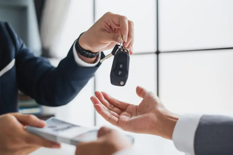 車は「5年おき」に買い替えるのがお得? 10年乗る人とは「400万円」の差に!? メリットについても解説