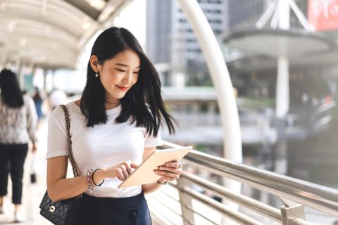 田舎から上京して「賃金の高さ」に驚愕…！20代の正社員の「平均年収」の差はどれくらいある？