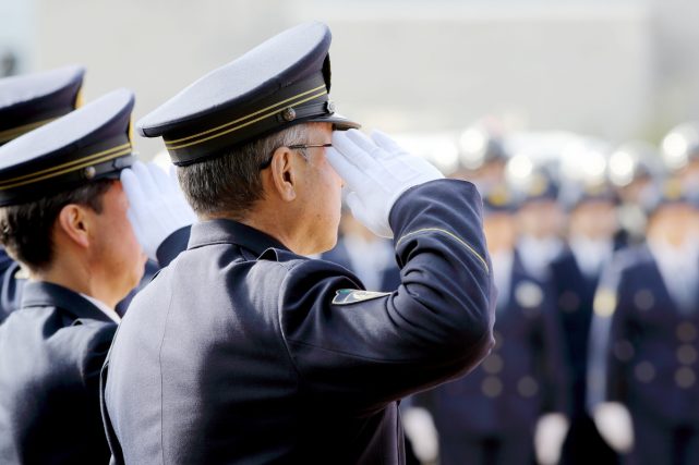 【目指せ昇進】警察官の「階級」って何段階あるの？ それぞれの「平均年収」を教えて！